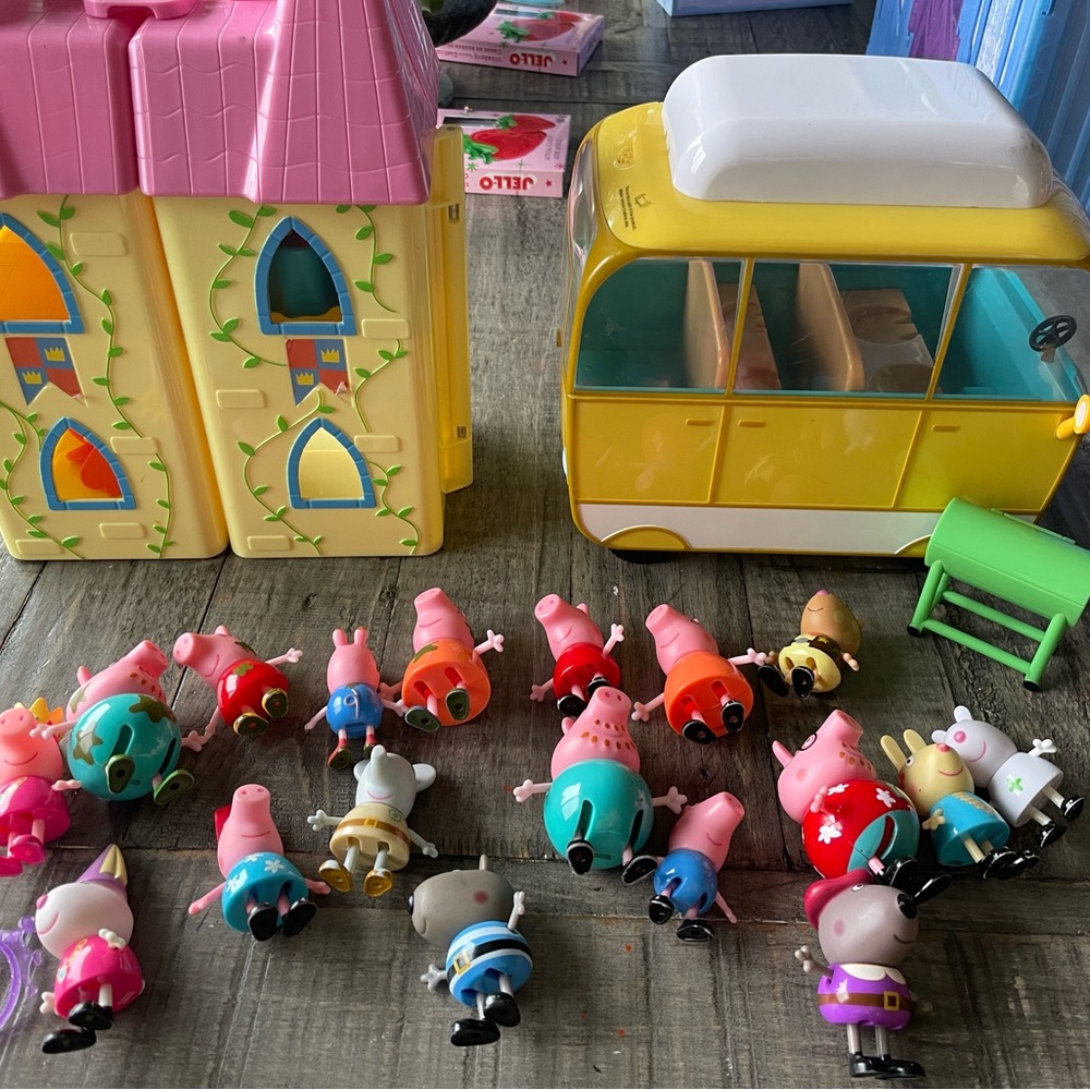 Peppa Pig Yellow Bus and Pink House Playset